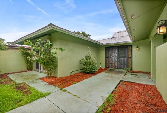 270949 14 Farmbrook Lane